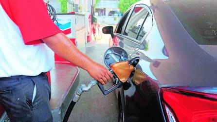 Cada semana se incrementa el precio de los combustibles en el país. Foto: Moisés Valenzuela