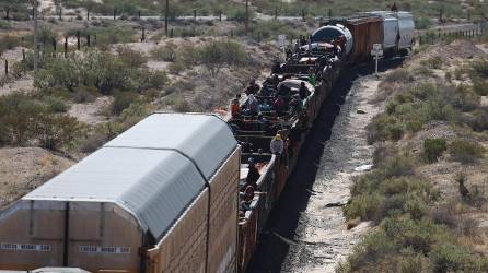 Migrantes viajan sobre el tren conocido como La Bestia en Ciudad Juárez, (México).