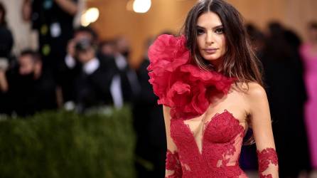 Despeinado: La modelo Emily Ratajkowski se ve deslumbrante con este estilismo. En lugar de recogerse el cabello, luce pelo suelto efecto despeinado con raya en medio.