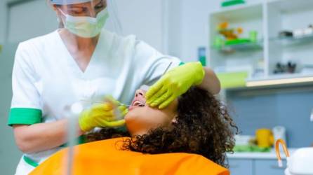Una visita donde el odontólogo por lo menos dos veces al año es indispensable para cuidar la salud bucal.