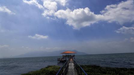 El Lago de Yojoa está localizado en los límites de los departamentos de Comayagua, Cortés y Santa Bárbara.