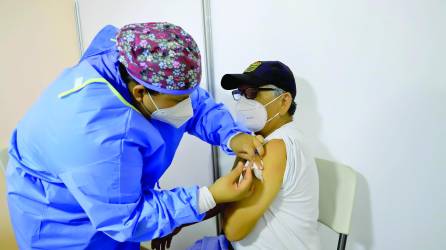 Parte de la población hondureña todavía se muestra renuente a completar su esquema de vacunación. Foto La Prensa