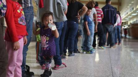 Las familias inmigrantes hacen fila para conseguir billetes de autobús en McAllen, Texas. Foto: AFP/John Moore