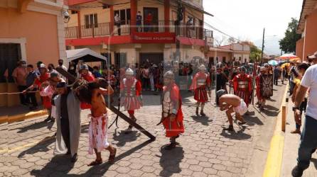 Feligreses y habitantes del municipio de Trinidad, Santa Bárbara, realizaron este viernes el tradicional Santo Viacrucis, posiblemente uno de los más concurridos y coloridos del país. Fotografía: La Prensa / Melvin Cubas.