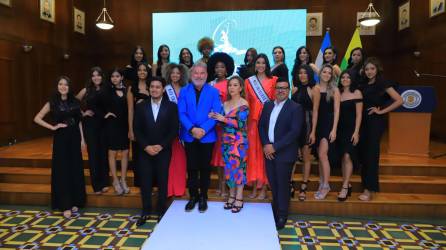 Las candidatas, ex reinas invitadas y los representantes de la organización Carimaxx posaron junto alcalde sampedrano Roberto Contreras y su esposa Zoila Santos de Contreras.