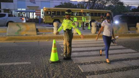 Agentes municipales controlan el paso peatonal en el bulevar del norte.