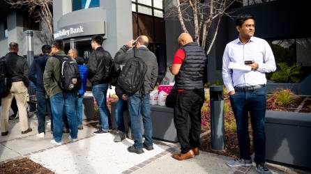 Varios clientes del Silicon Valley Bank esperan para poder retirar sus fondos tras la quiebra de la entidad.