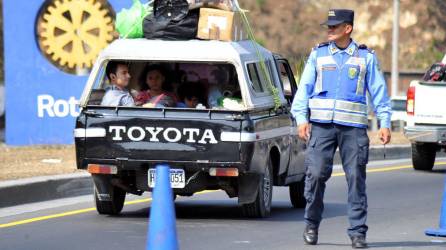 Cientos de turistas comenzaron a desplazarse de Tegucigalpa hacia los lugares donde planean pasar la Semana Santa 2024.