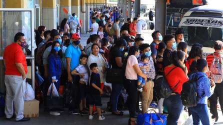 La terminal de buses en el bulevar del sur tiene un tráfico de más de 150,000 personas de lunes a jueves; el fin de semana aumenta.