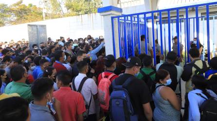 Cientos de jóvenes se amontonan en las mañanas en las entradas de los parque industriales en busca de un empleo. Fotos: Melvin Cubas.