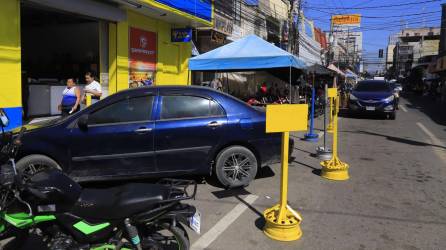 Al recorrer el centro se observan carros estacionados en las aceras. No se ha comenzado con señalización en las áreas donde funcionará el estacionamiento regulado.