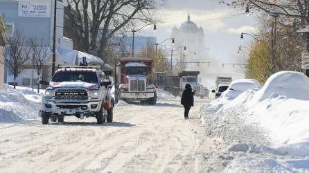 Las autoridades municipales buscan limpiar las calles tras la fuerte nevada que azotó Nueva York.