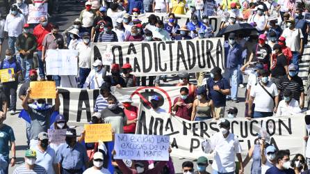 Miles de personas protestaron contra las medidas de Bukele el pasado domingo en San Salvador.