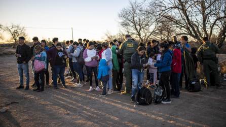 Un grupo de migrantes se entregó este domingo a la Patrulla Fronteriza en el sur de Texas.