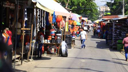 El centro de la ciudad se queda sin calles para el paso de vehículos, los vendedores cada vez se toman más espacio de las vías públicas. Fotos: Melvin Cubas.