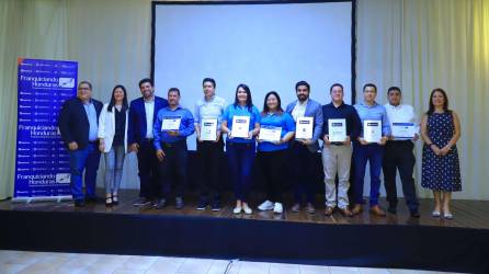 Los representantes de las cuatro empresas que ahora son franquicias junto a directivos de Franquician, FCI y la CCIC. Foto: M. Cubas.