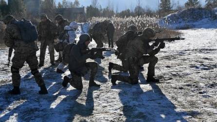 Soldados ucranianos de la Reserva toman parte en ejercicios militares cerca de la ciudad capital de Kiev.