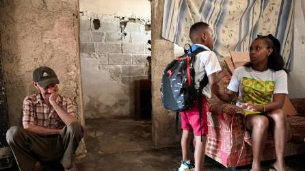 Diana Ruíz junto a su hijo y su padre, Lázaro Ruíz, en su hogar en La Habana.