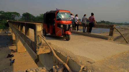 <b><span class=mln_uppercase_mln>Hasta cuando una mototaxi pasa tiembla el puente a San Antonio de Majada, Petoa.</span></b>