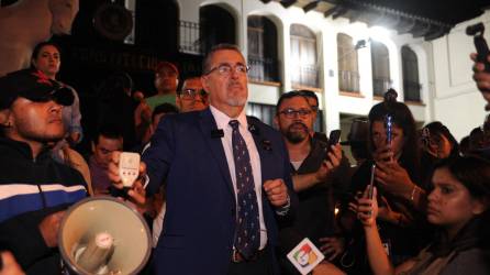 El candidato presidencial de la izquierda, Bernardo Arévalo, salió a las calles para defender su avance a la segunda vuelta tras el fallo en Gutemala.