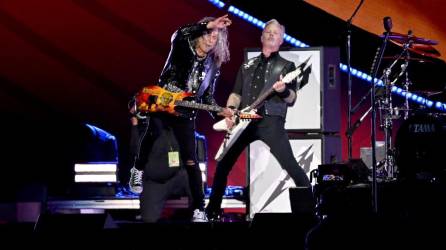 Kirk Hammett y James Hetfield de Metallica durante el Global Citizen Festival 2022.