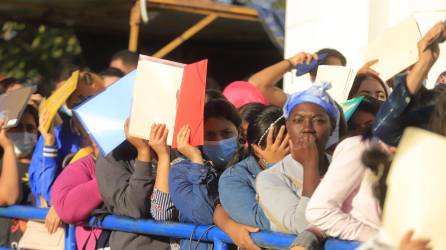 <b>Mujeres se forman en fila para entregar su hoja de vida en busca de una oportunidad laboral.</b>