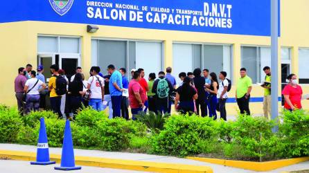 Los conductores hacen fila para poder entrar al salón de capacitaciones a recibir la charla de las 12:00 m. Foto: Melvin Cubas.