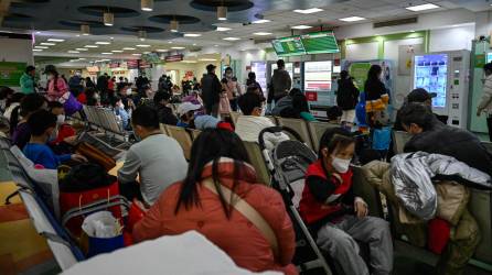 Los hospitales en el norte de China están abarrotados de pacientes tras un brote de enfermedades respiratorias.