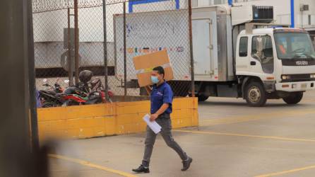 La aduana La Mesa es una de las más activas del país; Adrián Ferrera, de una empresa de logística, tuvo que esperar por horas para retirar carga. Fotos: Melvin Cubas.