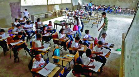 En la escuela Oswaldo López Arellano hacen falta aulas, por lo que alumnos de tres grados reciben clases en el centro comunal.