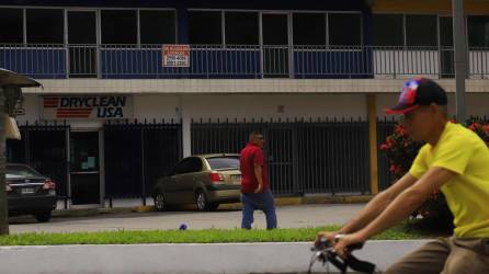 Rótulos de locales comerciales en alquiler y apartamentos en renta se ven en diferentes puntos de la ciudad, aunque algunos son muy costosos y cobran en dólares. Fotos: Melvin Cubas.