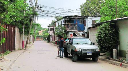 Los postes están inclinados sobre las calles y las casas, uno de ellos está en la calle, los vecinos demandan una respuesta urgente de la Enee.