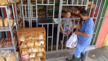 El negocio es popular entre los vecinos de la Valle de Sula y conductores, que se detienen a comprar en el negocio ubicado en la 27 calle. Fotos: Melvin Cubas.