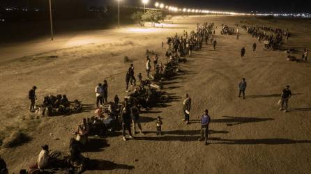 Miles de migrantes cruzan a diario la frontera entre Ciudad Juárez y El Paso para ingresar ilegalmente a Estados Unidos.