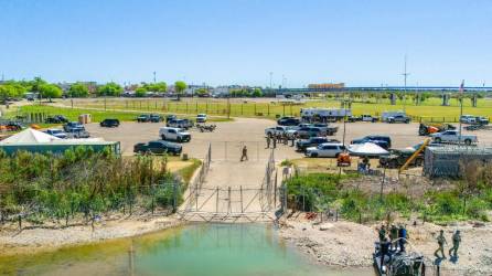 En una vista aérea, se ve actividad policial en las orillas del río Grande en Shelby Park el 22 de marzo de 2024 en Eagle Pass, Texas.