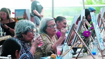 Mujeres disfrutan de una tarde de pintura organizada por Somos Arte. Fotos: Héctor Edú y Moisés Valenzuela