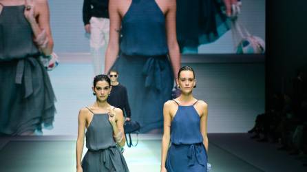 Modelos lucen creaciones de la colección Emporio Armani Primavera-verano 2022 presentada durante la Semana de la moda en Milán en Septiembre 2021.
