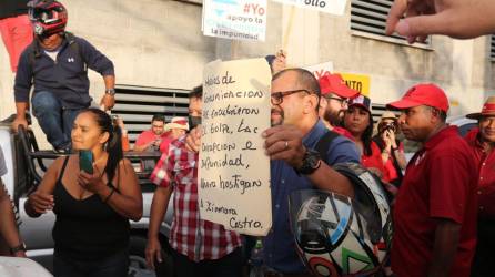 Un grupo de militantes de Libre en la movilización por la Cicih en Tegucigalpa.