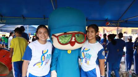 Angelica Celeste, la mascota del equipo azul y Amelia Antúnez.