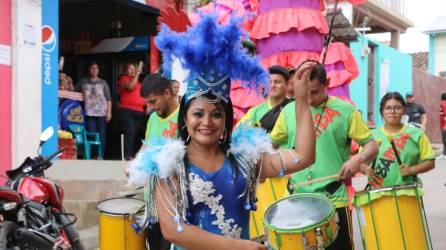 Se organiza un desfile de carrozas en las principales calles de Dulce Nombre de Copán.