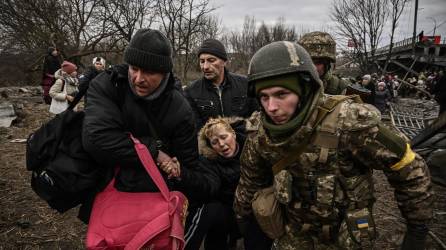 La evacuación de civiles de varias ciudades ucranianas fue interrumpida por los bombardeos y el asedio de las tropas rusas, informó este domingo el presidente Volodímir Zelensky.