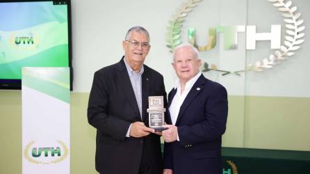 Juan Bendeck, presidente de TeleProgreso, entrega el reconocimiento a Roger Valladares.