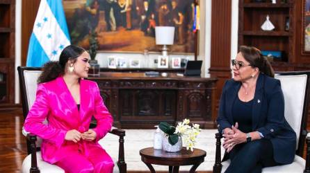 La presidenta de Honduras, Xiomara Castro de Zelaya, se reunió esta tarde en Casa Presidencial con la cantante hondureña Cesia Sáenz.