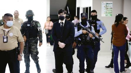 <b><span class=mln_uppercase_mln>Imputado.</span></b> Jesús Valmaña, quien se hace llamar Ricardo Ezecson López, llegó resguardado ayer a los juzgados de San Pedro Sula.