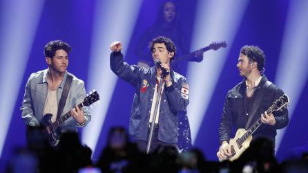 Los cantantes Nick (i), Joe (d) y Kevin Jonas (c), integrantes de la banda Jonas Brothers, se presentaron este viernes en el Movistar Arena en Bogotá (Colombia).