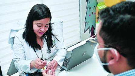 La especialista hace una glucometría a un paciente. Foto: Héctor Edú