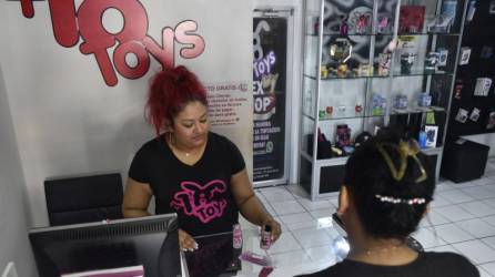 Mujer hondureña comprando en la tienda +18 Toys.