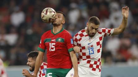 Amallah en la disputa del balón con el croata Nikola Vlašić durante el partido Marruecos vs Croacia que disputaron por el tercer lugar.
