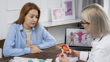 Esta afección es más común entre mujeres jóvenes, en edad reproductiva.