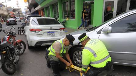 Una vez que el policía municipal ubique un vehículomal estacionado le va a poner el inmovilizador y si pasa una hora y eldueño no procede, la grúa lo trasladará a un predio establecido por la Municipalidad.